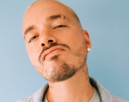 Los artistas colombianos J Balvin y Karol G dominan las nominaciones a los premios “Latin American Music Awards” (Latin AMAs) 2021. La lista completa de los nominados se encuentra en LatinAMAs.com, la página web oficial de los “Latin AMAs” 2021. La ceremonia, que está programada para el jueves, 15 de abrilen el BB&T Center de Sunrise, Florida, será transmitida de forma exclusiva para toda Latinoamérica a través de Telemundo Internacional.

La premiación, una vez más, rendirá homenaje a los artistas latinoamericanos más influyentes e icónicos de la actualidad, según la votación de los fans en 25 categorías que incluyen los géneros de música Pop, Urbana, Tropical, Regional Mexicana, así como Artista Favorito Crossover, Colaboración del Año, Artista Social del Año, Video Favorito y la nueva adición de Concierto Virtual Favorito. Los fans pueden votar hasta 25 veces por categoría cada día a través de LatinAMAs.com/vota y en Twitter @LatinAMAS usando la etiqueta #LatinAMAs.

Gracias a su disco Colores y a su exitosa colaboración “Ritmo (Bad Boys For Life)” con el multipremiado grupo Black Eyed Peas, J Balvin tiene nueve nominaciones, que incluyen Artista, Álbum, Sencillo, Colaboración y Artista Social del Año. Compartiendo el honor se encuentra su compatriota Karol G, también con nueve nominaciones, que incluyen Artista, Sencillo, Artista Social y Colaboración del Año, gracias a sus colaboraciones en “Tusa” con Nicky Minaj y “Caramelo” junto a Ozuna y Myke Towers.

El puertorriqueño Bad Bunny, quien le sigue con ocho nominaciones que incluyen Artista, Sencillo, Álbum y Colaboración Social del Año, ha sido reconocido principalmente por su álbum YHLQMDLG y por el tema “Yo perreo sola”, mientras que su compatriota Ozuna tiene siete nominaciones que incluyen Artista y Colaboración del Año, Video y Concierto Virtual Favorito, gracias a su tema “Caramelo”, su video “Del Mar” y su concierto virtual “#Latinosunidos”.

Le siguen con el mayor número de nominaciones: Anuel AA y Camilo (6); Banda MS, Black Eyed Peas Christian Nodal, Eslabón Armado, y Natanael Cano (5); Maluma, Reik, Shakira, y Snoop Dogg (4); Carlos Vives, Lenin Ramírez, Los Dos Carnales, Myke Towers, Nicky Minaj, Prince Royce, y The Weeknd (3); Ángela Aguilar, Anitta, Daddy Yankee, Farruko, Grupo Firme, Juanes, Junior H, Ricky Martin, y Romeo Santos (2).

Con una nominación están: Alex Bueno, Alejandro Sanz, Becky G, Banda Los Sebastianes, Carín León, Cardi B, Carrie Underwood, Doja Cat, David Bisbal, Dua Lipa, Enrique Iglesias, El Fantasma, Gloria Estefan, Jennifer López, Jowell & Randy, J. Rey Soul, Juan Luis Guerra, Kali Uchis, Kyen?Es?, Lali, La Orquesta Filarmónica de Bogotá, Leonardo Aguilar, Los Ángeles Azules, Luis Fonsi, Marc Anthony, Marco Antonio Solís, Natti Natasha, Ne-Yo, Pedro Capó, Pepe Aguilar, Rauw Alejandro, RBD, Rosalía, Sebastián Yatra, Sech, Sia, Silvestre Dangond, Travis Scott, Víctor Manuelle, Wisin, y Yandel. 

Los nominados a los "Latin AMAs" 2021 se basan en interacciones claves de los fans con la música, incluyendo el streaming, las ventas, la difusión y la actividad social según los análisis de Billboard a través de sus aliados de datos de MRC Data y Next Big Sound desde el 17 de enero, 2020 hasta el 21 de enero, 2021. 

La selección de las categorías de Video Favorito y Concierto Virtual Favorito del Año se basa en videos presentados por sellos disqueros y productores independientes, y son seleccionados por un comité de profesionales de la industria que consideran la calidad, el contenido, y la creatividad del video musical y concierto virtual. 

La transmisión de Telemundo Internacional será de tres horas de duración será conducido por la internacionalmente reconocida actriz y conductora mexicana Jacqueline Bracamontes, quien regresa a presentar la premiación por segunda vez. 

Los “Latin AMAs” celebrarán lo mejor de la música latina y destacarán emocionantes interpretaciones musicales que serán anunciadas más adelante.